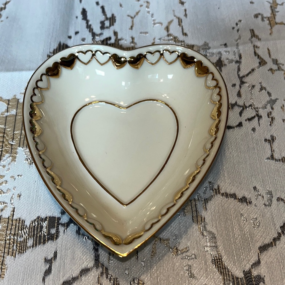 Lenox heart shaped candy dish or jewelry holder cream with gold accents - Picture 1 of 10